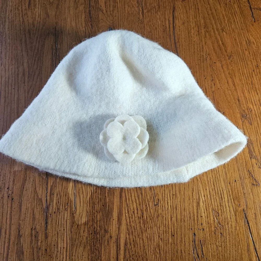 Barbour Cream Wool Felt‎ Bucket Hat with Flower Accent Made in Scotland Classic